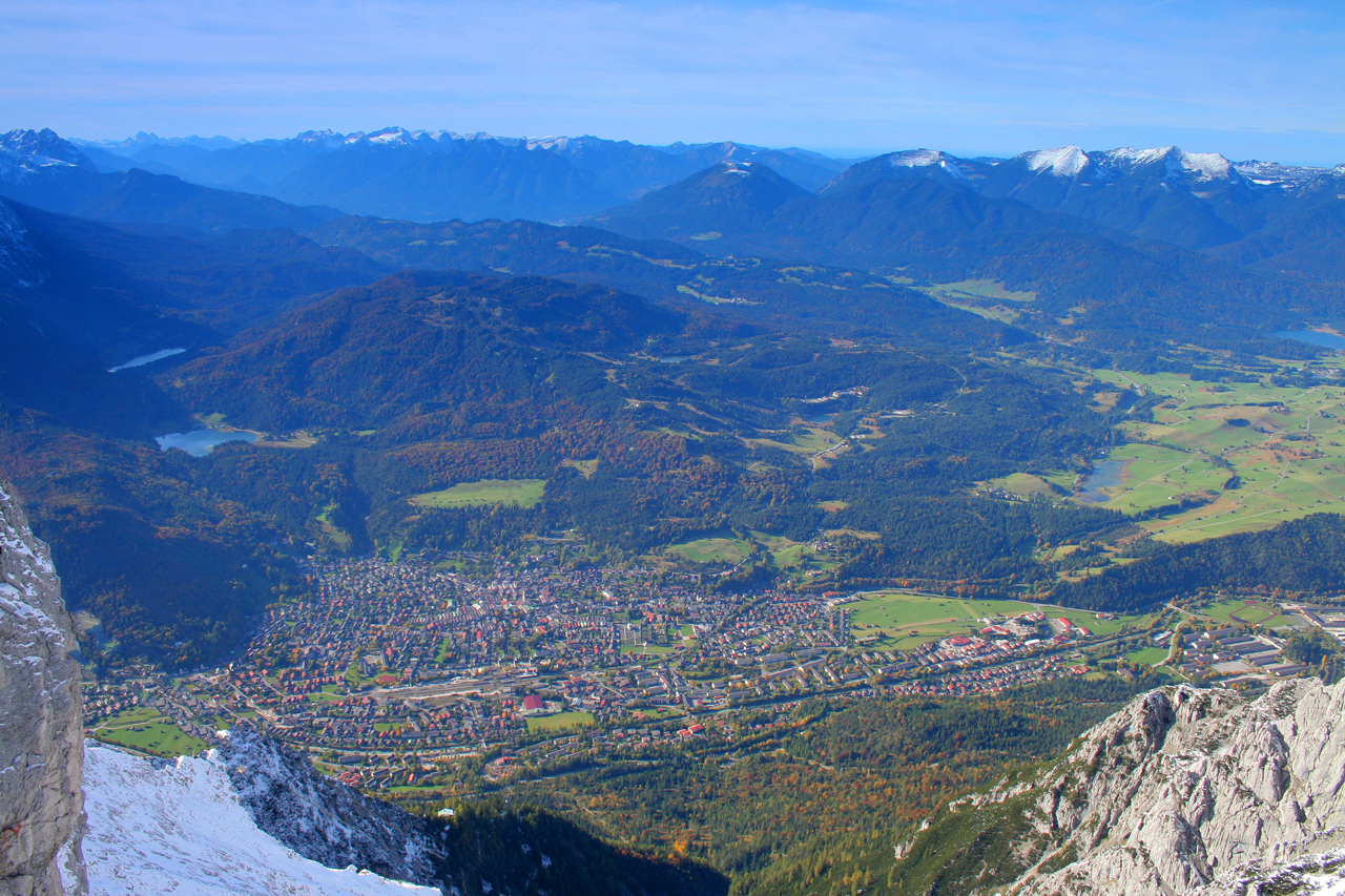 Blick ueber Mittenwald auf Wettersteingebirge.jpg